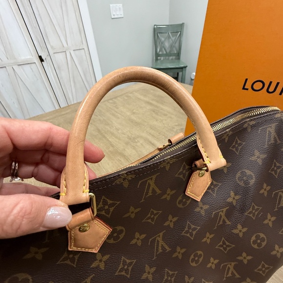 Authentic Louis Vuitton Monogram Speedy Bandouliere 40 - Picture 13 of 16